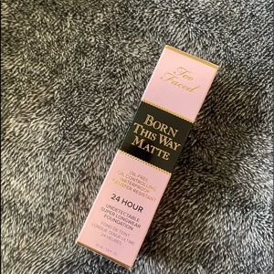 New Born this way / Too faced foundation